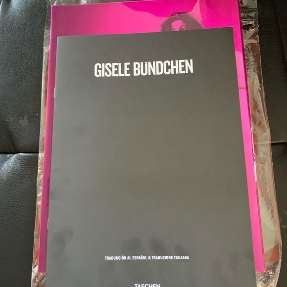 Gisele Bundchen rarely book - Picture 4 of 6